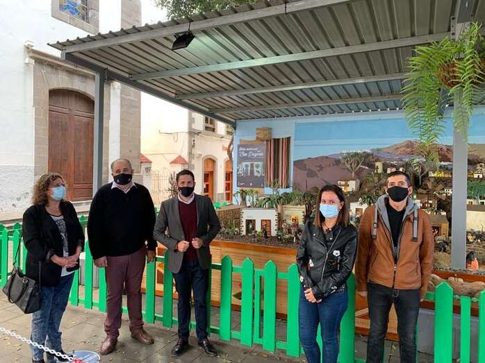 El acalde y el concejal de Cultura acudieron a la apertura de la 53Âº edición del Belén de San Gregorio 